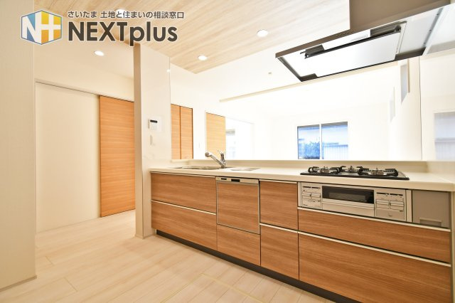 蓮田市西新宿3丁目　全1棟のキッチン|食洗器付きのシステムキッチン。面倒な洗い物、苦手な洗い物、時間がない時の洗い物etc.　食洗器に頼ることで、自分時間や家族との時間を過ごすことができる嬉しい設備です。