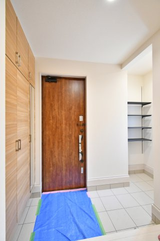 蓮田市西新宿3丁目　全1棟の玄関|玄関は広めに設計されておりますので、お子様と並んで靴を一緒に履く事もできます！土間収納がありますので、ゴルフバックや釣り道具、お子様の外遊び道具やベビーカーも収納することが出来ます！