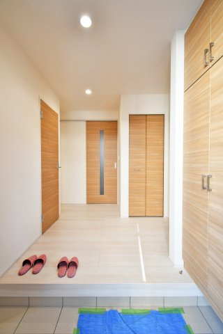 蓮田市西新宿3丁目　全1棟の玄関|玄関は広めに設計されておりますので、お子様と並んで靴を一緒に履く事もできます！トールサイズのシューズボックスですので、ご家族分の靴がしっかり収納する事ができます。