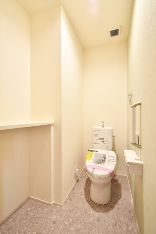 蓮田市西新宿3丁目　全1棟のトイレ|トイレは2ヶ所で朝の取り合いを回避。温水洗浄便座＆窓付きで換気もスムーズ。棚やつっぱり棒で掃除道具を隠して収納でき、ペーパーホルダー2連で補充ストレスも減る“地味に効く”設備です。