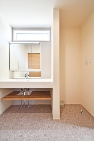蓮田市西新宿3丁目　全1棟の独立洗面台|三面鏡の裏がまるごと収納で、歯ブラシやスキンケアが出しっぱなしにならない洗面台。洗面下は体重計やランドリー用品の置き場に◎水ハネ掃除もしやすく、朝の支度も家事もサクッと片付きます。