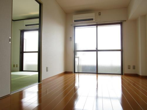 南八幡ガーデンビレッジの居間・リビング