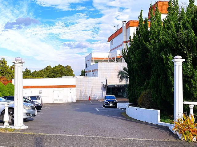 ロイヤルビュー川奈の外観|柱が両脇から迎えてくれる正面入り口