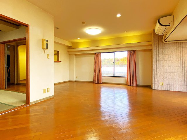 ロイヤルビュー川奈の居間・リビング|広さのあるリビングダイニング