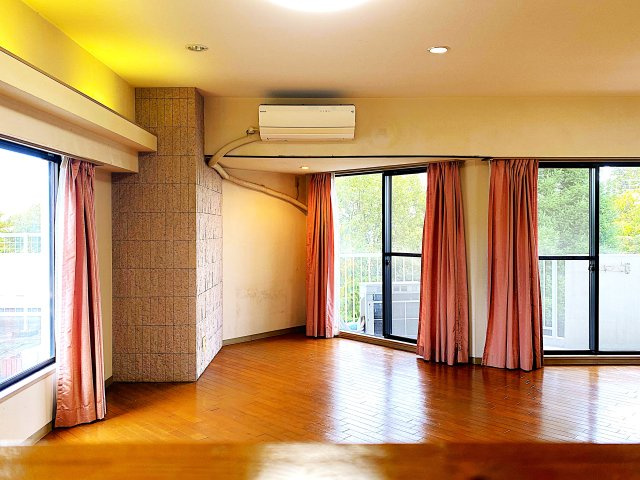 ロイヤルビュー川奈の居間・リビング|2面採光で明るさも確保