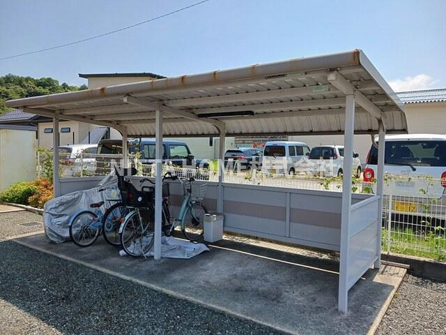 ベルフランのエントランス|屋根付きの駐輪場は無料です★