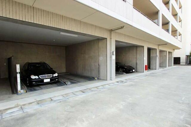 コンフォリア田町の駐車場