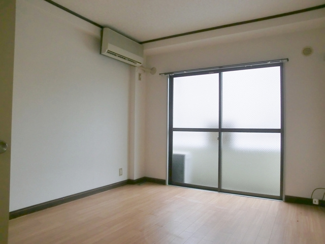 レパードマンションの居間・リビング|明るい居室です。