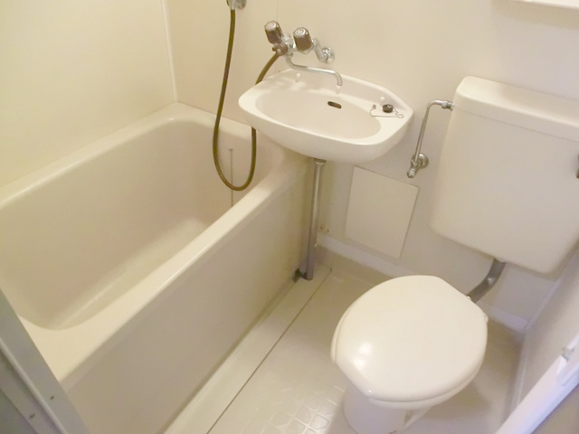 レパードマンションの浴室|3点式ＵＢです。