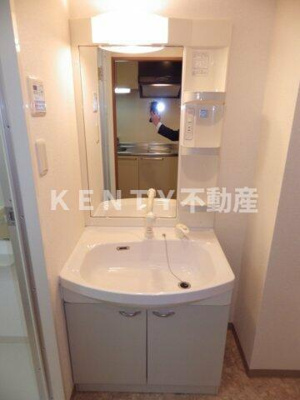 【洗面所】 | ロンスリー・ウエスト | 明るい洗面所です