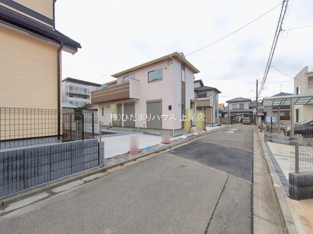 鴻巣市天神5丁目　新築戸建　ブルーミング02の前面道路含む現地写真