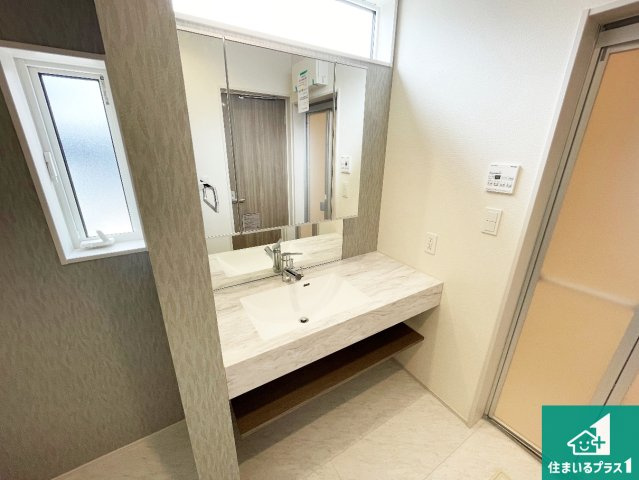 亀岡市余部町天神又　新築一戸建ての独立洗面台|清潔感のある洗面台です。フラットな鏡は掃除がしやすく毎日清潔！鏡裏には収納があるのでスッキリとした洗面台が保てます。