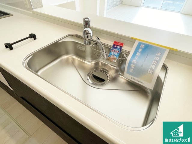 亀岡市余部町天神又　新築一戸建ての設備|洗い物も楽にできる、広々シンク！