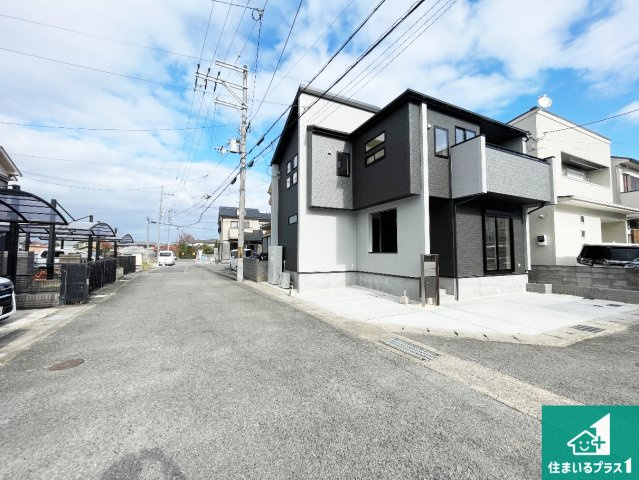 亀岡市余部町天神又　新築一戸建ての前面道路含む現地写真|周辺は閑静な住宅街！前面道路広々で車の出し入れも便利です。駐車が苦手な方でも安心して車庫入れできます！