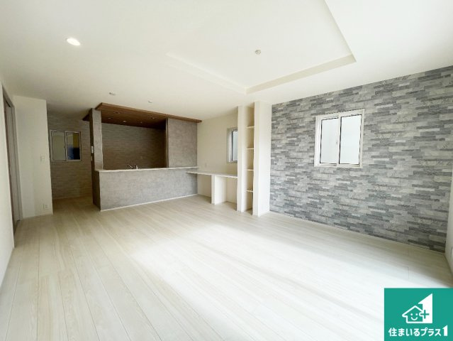 亀岡市余部町天神又　新築一戸建ての居間・リビング|日当たり良好の明るいリビングで朝の目覚めもスッキリできそう！対面キッチンでご家族のコミュニケーションも自然と増える設計！小さなお子様が遊ぶスペースを作っても広々とくつろげるLDK！