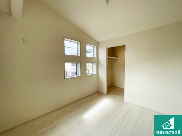 亀岡市余部町天神又　新築一戸建ての洋室|ウォークインクローゼット付きで生活スペースもスッキリできます。各居室にも収納がありますので、お子様の衣類やおもちゃなどもしっかり収納できます。