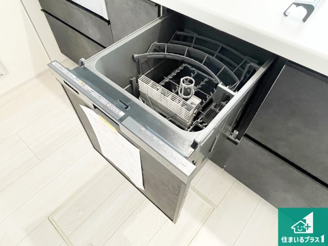 亀岡市余部町天神又　新築一戸建ての設備|食事後の一仕事、食器洗いをボタン一つでお任せできちゃいます！場所を取らないビルトイン式なので、お料理スペースもしっかり確保！