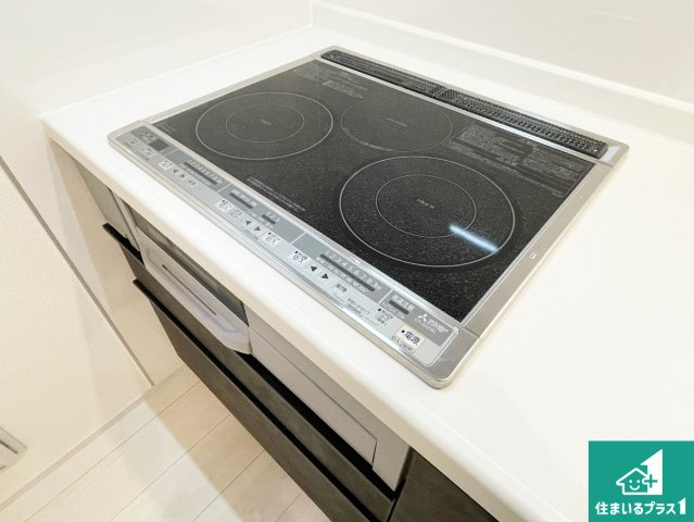 亀岡市余部町天神又　新築一戸建ての設備|火を使わないので、安心なＩＨコンロ！でこぼこが無い構造なので、掃除もしやすく清潔に保てます！