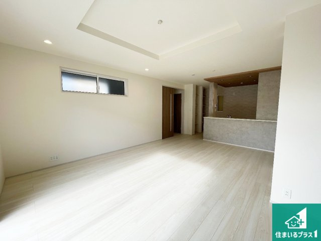 亀岡市余部町天神又　新築一戸建ての居間・リビング|日当たり良好の明るいリビングで朝の目覚めもスッキリできそう！対面キッチンでご家族のコミュニケーションも自然と増える設計！小さなお子様が遊ぶスペースを作っても広々とくつろげるLDK！