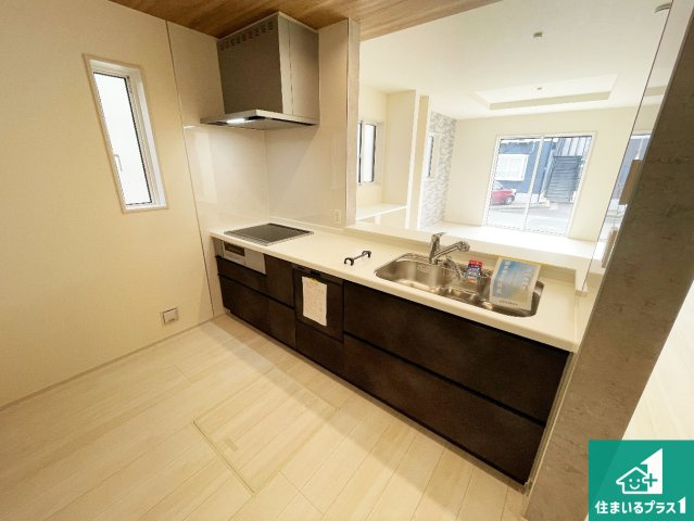 亀岡市余部町天神又　新築一戸建てのキッチン|リビングと統一感があり、使い勝手のいいキッチン。広々としているので、二人並んで作業が出来ちゃいます。お子様と一緒に色々なお料理に挑戦できるスペースがあります。