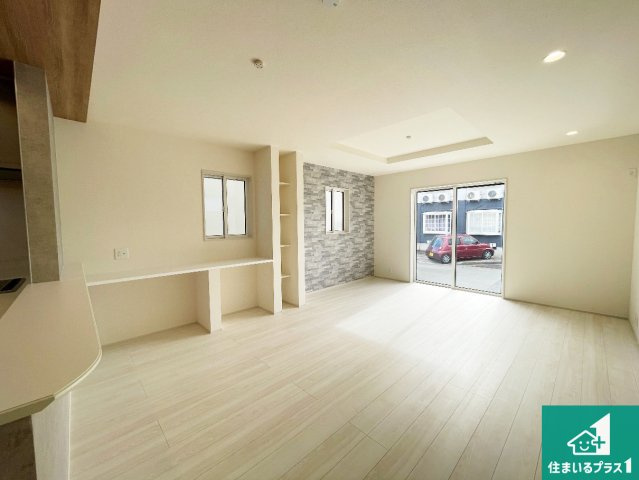 亀岡市余部町天神又　新築一戸建ての居間・リビング|明るいリビングで朝の目覚めもスッキリできそう！対面キッチンでご家族のコミュニケーションも自然と増える設計！小さなお子様が遊ぶスペースを作っても広々とくつろげるLDK！