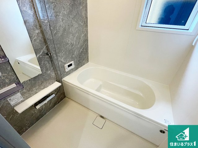 亀岡市余部町天神又　新築一戸建ての浴室|足をゆったり伸ばして寛げる浴槽です。窓が設けられていますので差し込む光が明るく穏やかな雰囲気にしてくれます♪浴室乾燥機も設置しているので、雨の日の洗濯物も安心です♪