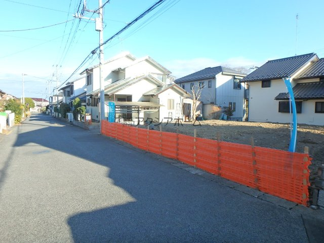 日高市武蔵台5丁目・全1棟　新築一戸建　～収納充実～の前面道路含む現地写真|2025年12月19日撮影