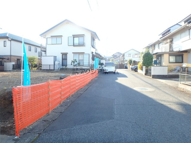 日高市武蔵台5丁目・全1棟　新築一戸建　～収納充実～の前面道路含む現地写真|2025年12月19日撮影