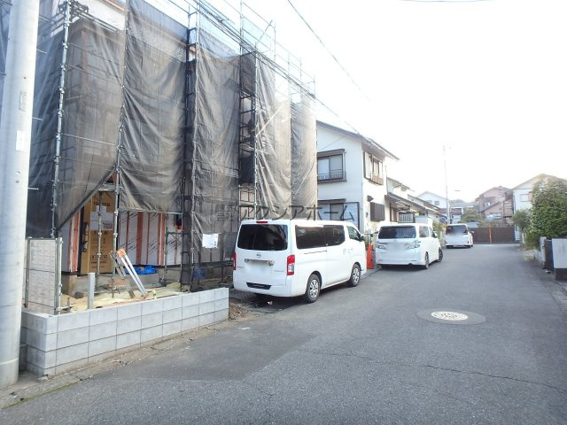 日高市武蔵台5丁目・全1棟　新築一戸建　～収納充実～の前面道路含む現地写真|2026年4月3日撮影