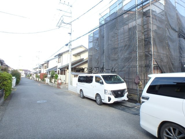 日高市武蔵台5丁目・全1棟　新築一戸建　～収納充実～の前面道路含む現地写真|2026年4月3日撮影