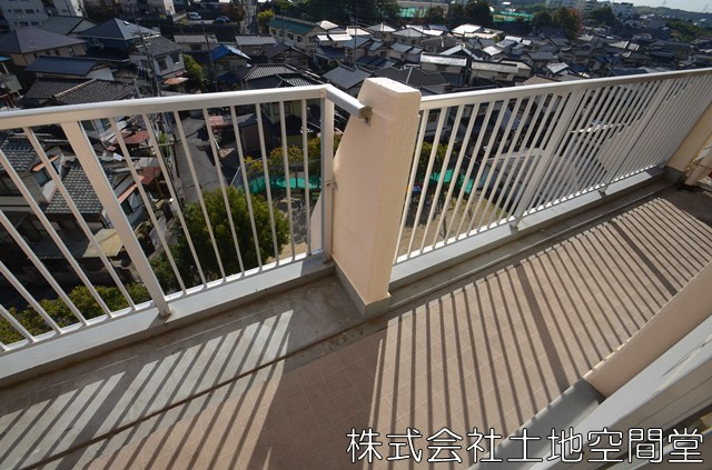 ホワイトキャッスル上の原Ｃ棟のバルコニー