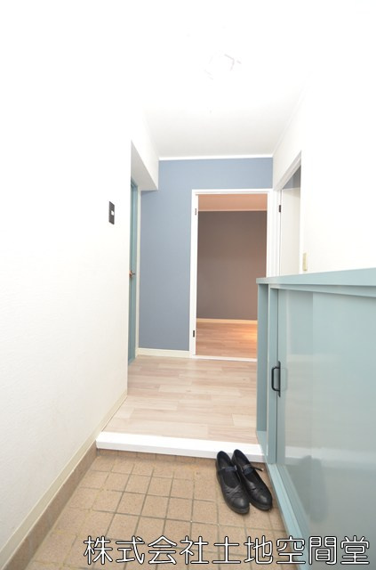 ホワイトキャッスル上の原Ｃ棟の玄関|可愛い色の下駄箱にたくさん靴が入ります。