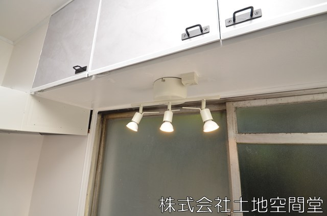 ホワイトキャッスル上の原Ｃ棟|キッチン照明ですが、手元位置により、照明角度が変えられます。