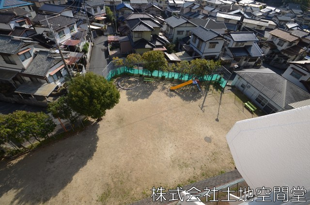 ホワイトキャッスル上の原Ｃ棟の周辺|（真下が公園）公園が見守りできる距離にあるのも子育てには便利です。