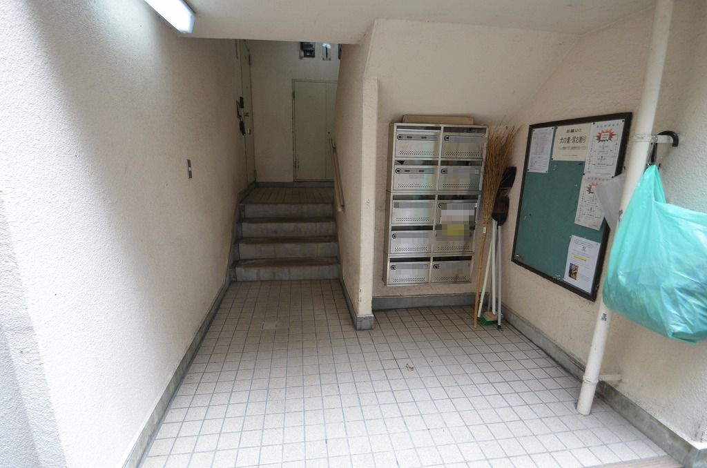 ホワイトキャッスル上の原Ｃ棟のエントランス