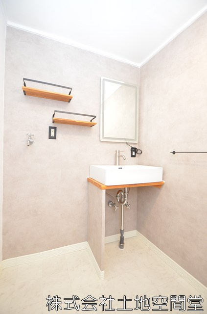 ホワイトキャッスル上の原Ｃ棟の独立洗面台|造作洗面台、鏡に曇り止め機能や照明がついてます。