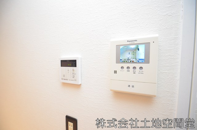ホワイトキャッスル上の原Ｃ棟のセキュリティ|ＴＶモニターホンで来客者を玄関先を確認できます。