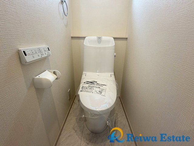 新築戸建　茅ヶ崎市赤羽根　のトイレ|いつでも快適・清潔に保てるシャワートイレ。リモコンは壁付けタイプでお掃除もラクラク♪