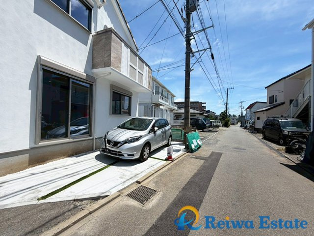 新築戸建　茅ヶ崎市赤羽根　の前面道路含む現地写真|お車を所有される方に嬉しいカースペースあり。