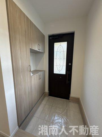 茅ヶ崎市菱沼　中古戸建の玄関|明るい玄関です