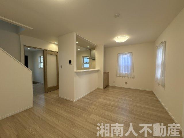 茅ヶ崎市菱沼　中古戸建の居間・リビング|使いやすいリビングです