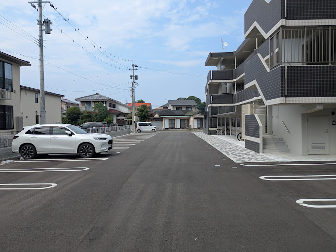 トレジャー　ビルドの駐車場