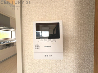 訪問者が来たときにテレビ画面で確認できるため、安心してドアを開けられます。録画機能があるものもあり、留守中に来訪者を記録しておくことができます。利便性が高く、セキュリティ面でも安心です。