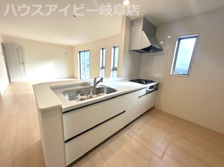 【キッチン】 | 岐阜市西鶉新築建売全5棟！お車並列4台可能！南道路で日当り良好です♪きれいな分譲地です！ | 岐阜市西鶉新築建売全5棟！お車並列4台可能！南道路で日当り良好です♪きれいな分譲地です！