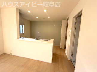 【居間・リビング】 | 岐阜市西鶉新築建売全5棟！お車並列4台可能！南道路で日当り良好です♪きれいな分譲地です！ | 岐阜市西鶉新築建売全5棟！お車並列4台可能！南道路で日当り良好です♪きれいな分譲地です！