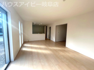 【居間・リビング】 | 岐阜市西鶉新築建売全5棟！お車並列4台可能！南道路で日当り良好です♪きれいな分譲地です！ | 岐阜市西鶉新築建売全5棟！お車並列4台可能！南道路で日当り良好です♪きれいな分譲地です！