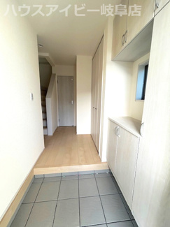 【玄関】 | 岐阜市西鶉新築建売全5棟！お車並列4台可能！南道路で日当り良好です♪きれいな分譲地です！ | 岐阜市西鶉新築建売全5棟！お車並列4台可能！南道路で日当り良好です♪きれいな分譲地です！