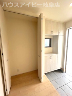 【玄関】 | 岐阜市西鶉新築建売全5棟！お車並列4台可能！南道路で日当り良好です♪きれいな分譲地です！ | 岐阜市西鶉新築建売全5棟！お車並列4台可能！南道路で日当り良好です♪きれいな分譲地です！