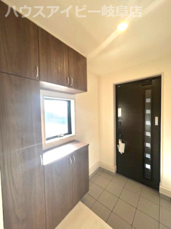 【玄関】 | 岐阜市西鶉新築建売全5棟！お車並列4台可能！南道路で日当り良好です♪きれいな分譲地です！ | 岐阜市西鶉新築建売全5棟！お車並列4台可能！南道路で日当り良好です♪きれいな分譲地です！