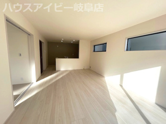 【居間・リビング】 | 岐阜市西鶉新築建売全5棟！お車並列4台可能！南道路で日当り良好です♪きれいな分譲地です！ | 岐阜市西鶉新築建売全5棟！お車並列4台可能！南道路で日当り良好です♪きれいな分譲地です！